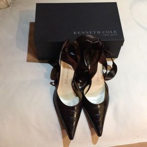 Kenneth Cole brown croc-like leather pumps